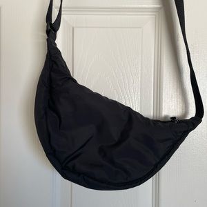 uniqlo black crescent bag
